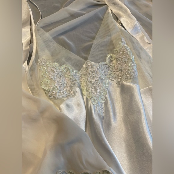 delicates Other - Ivory robe and gown lingerie. Size Large